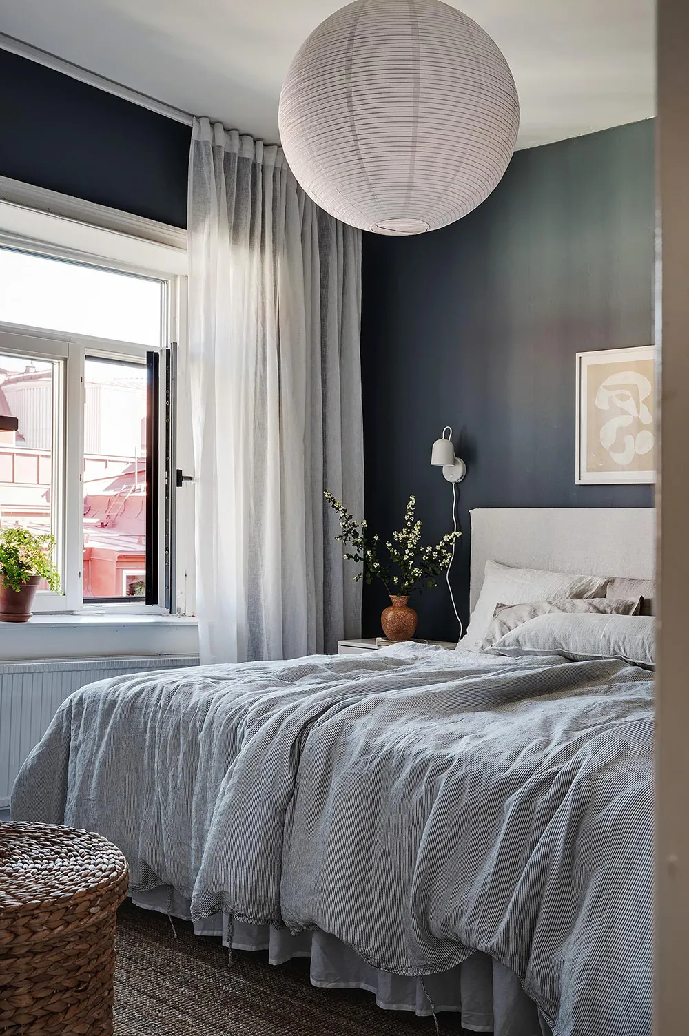 Уютный черно-белый интерьер шведской квартиры - Gallery image 25