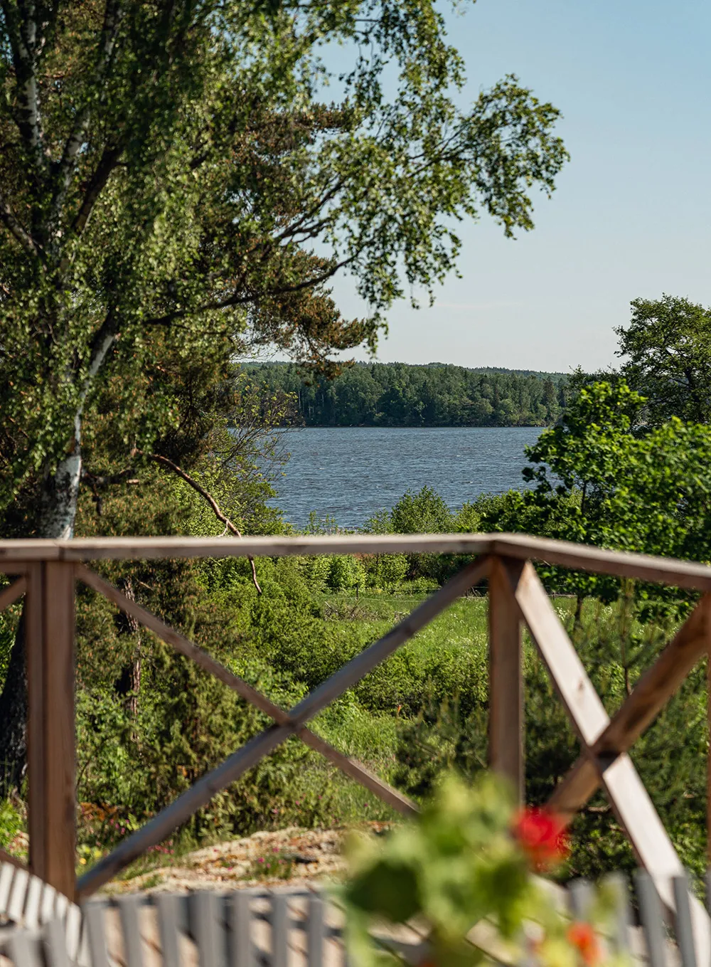 Beaux murs décoratifs et décoration chaleureuse : une maison de campagne ancienne au bord d'un lac en Suède - Gallery image 13