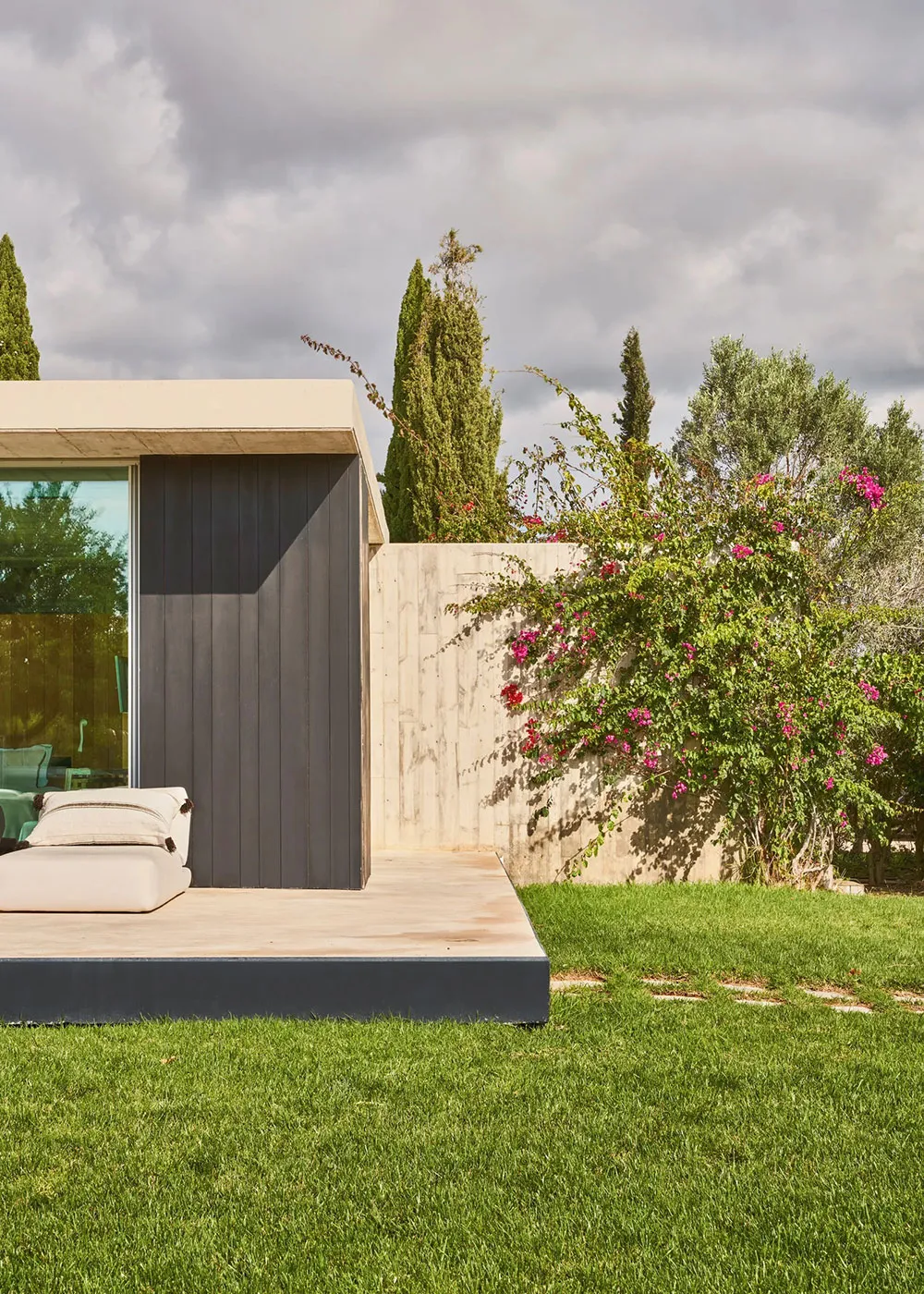 Piękno przemysłowych detali w designie nowoczesnej wille na Ibice - Gallery image 1