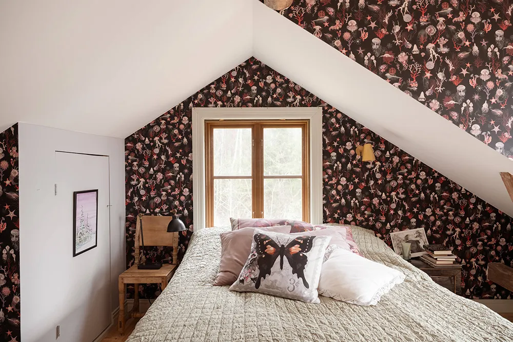 Beaux murs décoratifs et décoration chaleureuse : une maison de campagne ancienne au bord d'un lac en Suède - Gallery image 11