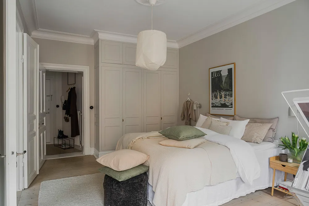 Effectively styled gray living room and pink kitchen: apartment in Gothenburg (72 sqm) - Gallery image 27