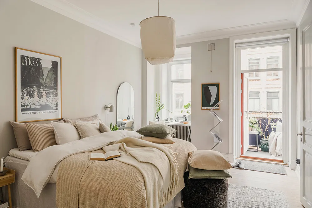 Effectively styled gray living room and pink kitchen: apartment in Gothenburg (72 sqm) - Gallery image 20