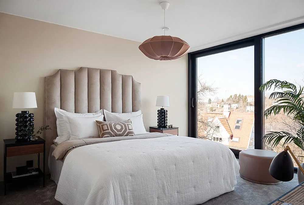 スウェーデンにある、夕日の景色を楽しめるモダンな住宅で、インテリアも上品です。 - Gallery image 11