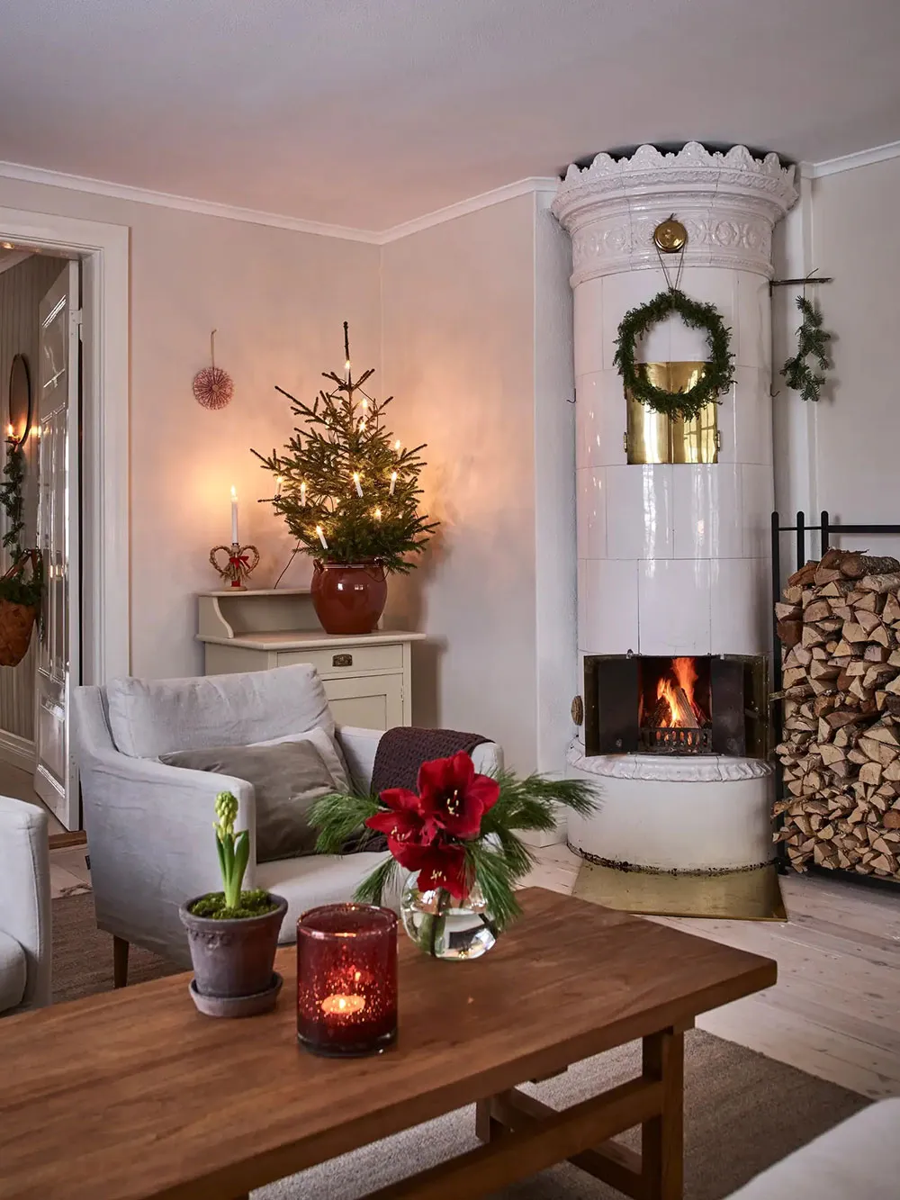 Gemütlicher Winter in einer schwedischen Dorfstraße - 3