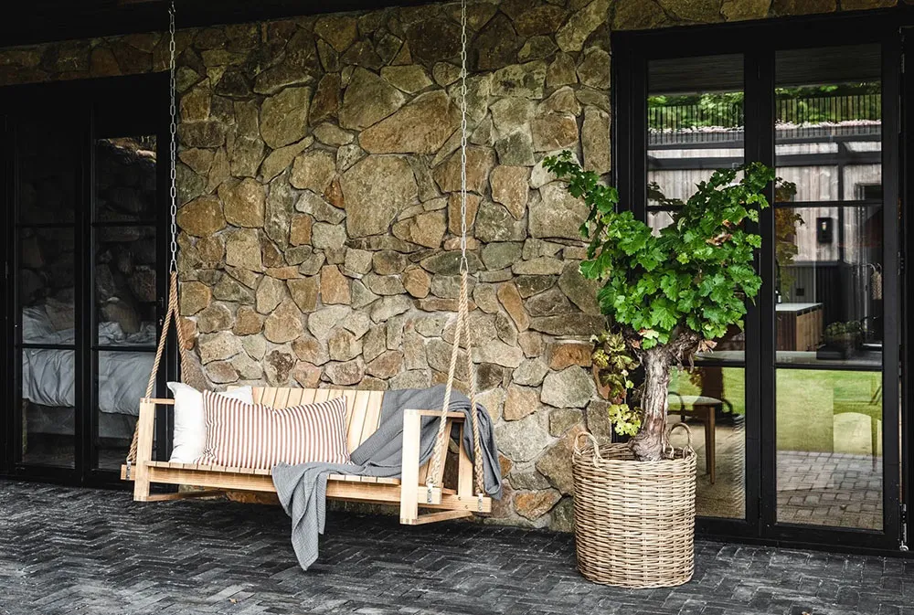 Стильные натуральные интерьеры шведского дома из дерева и камня - Gallery image 31