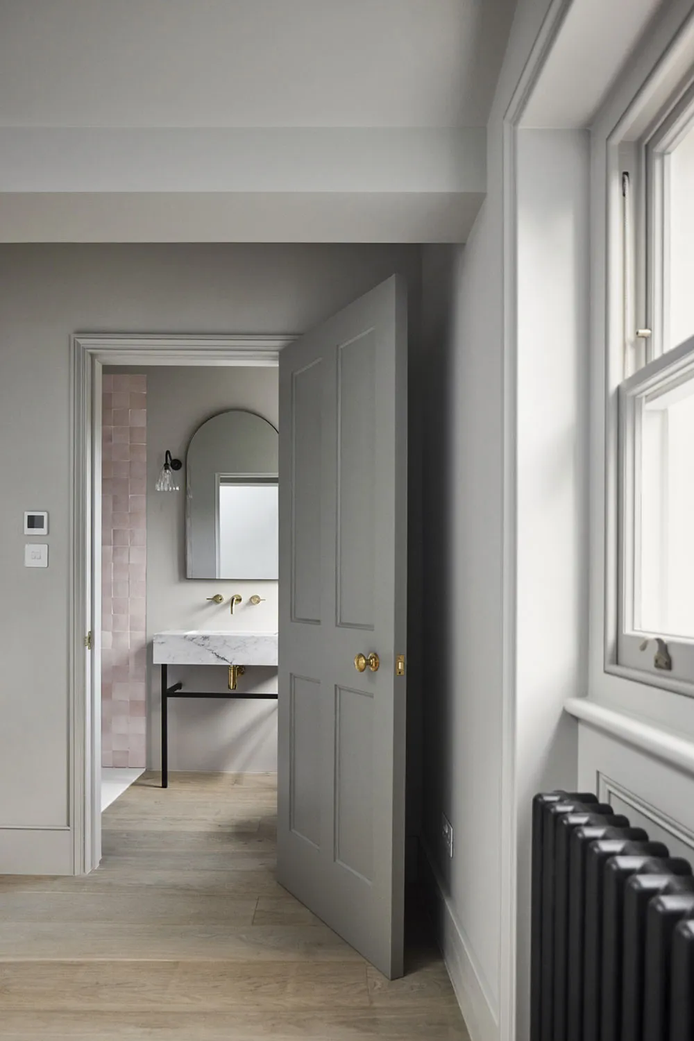 Sérénité et noblesse des intérieurs modernes d'un townhouse historique à Londres - Gallery image 21