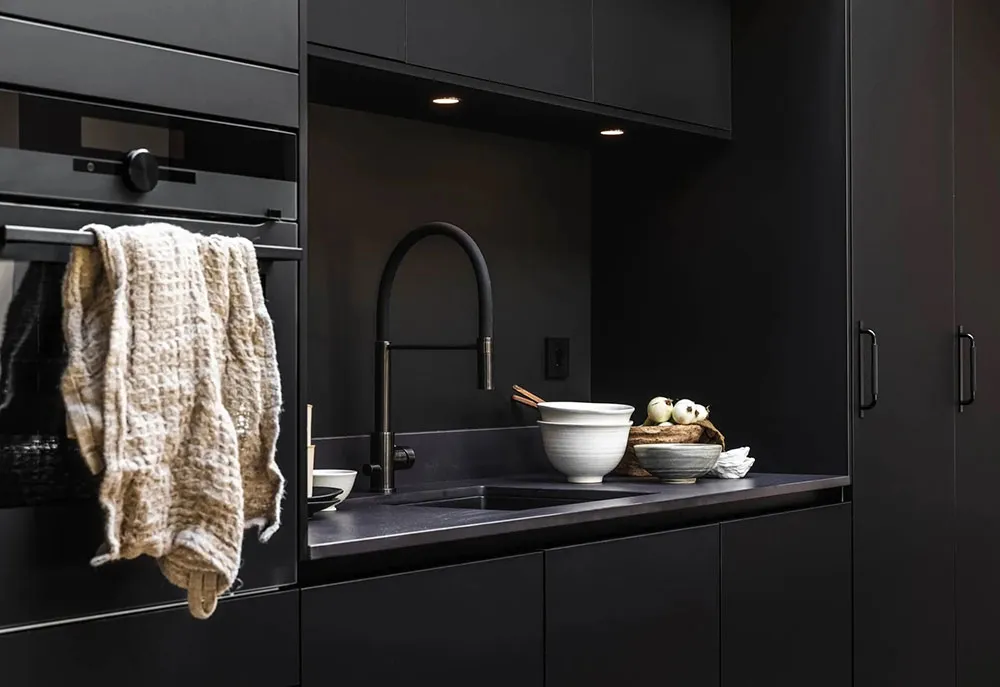 Стильные натуральные интерьеры шведского дома из дерева и камня - Gallery image 7