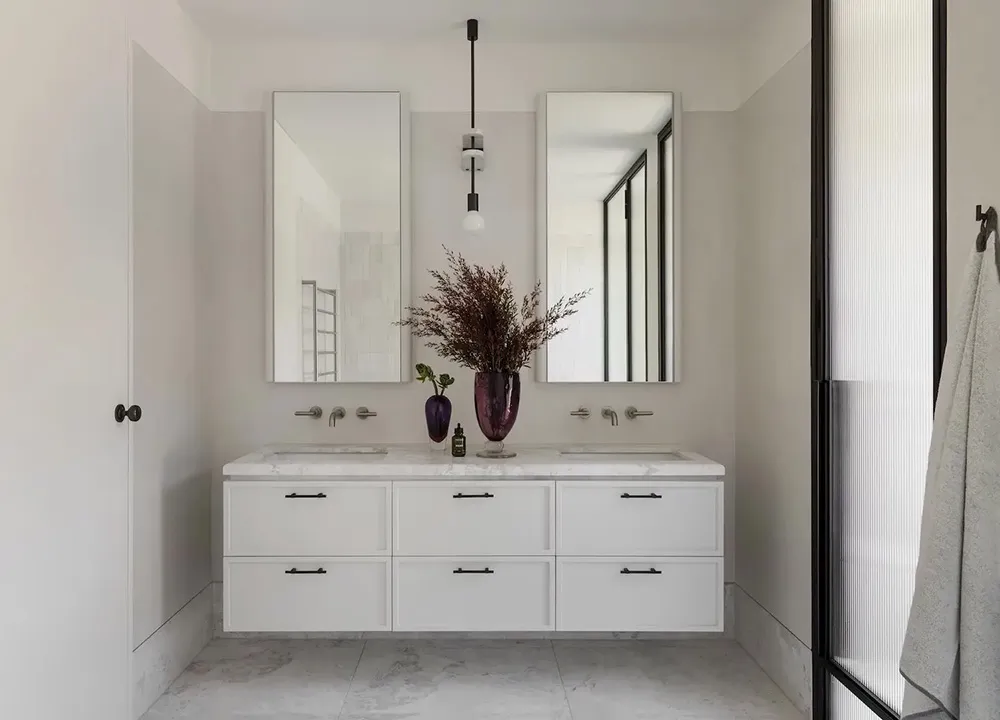 Спокойный современный интерьер в Мельбурне с пастельными вставками и искусством - Gallery image 17