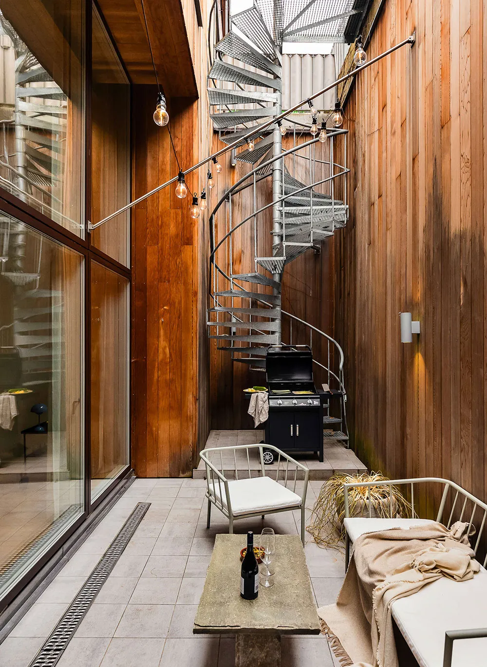 Jasny loft w Stokholmie z niezwykle wysokimi sufitami i patio - Gallery image 1