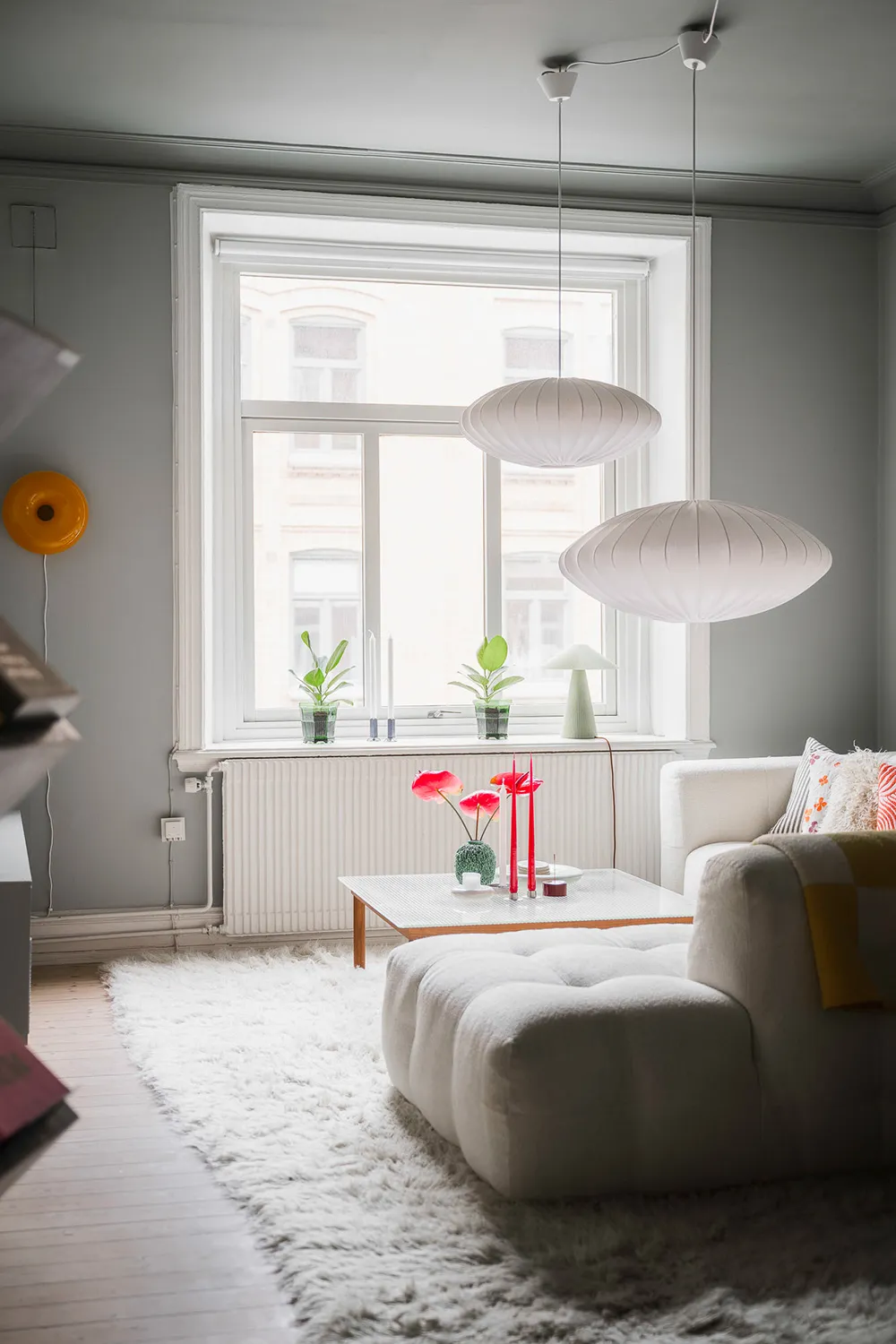 Effectively styled gray living room and pink kitchen: apartment in Gothenburg (72 sqm) - Gallery image 3