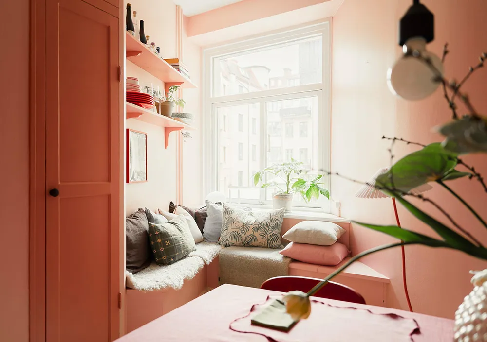 Effectively styled gray living room and pink kitchen: apartment in Gothenburg (72 sqm) - Gallery image 14