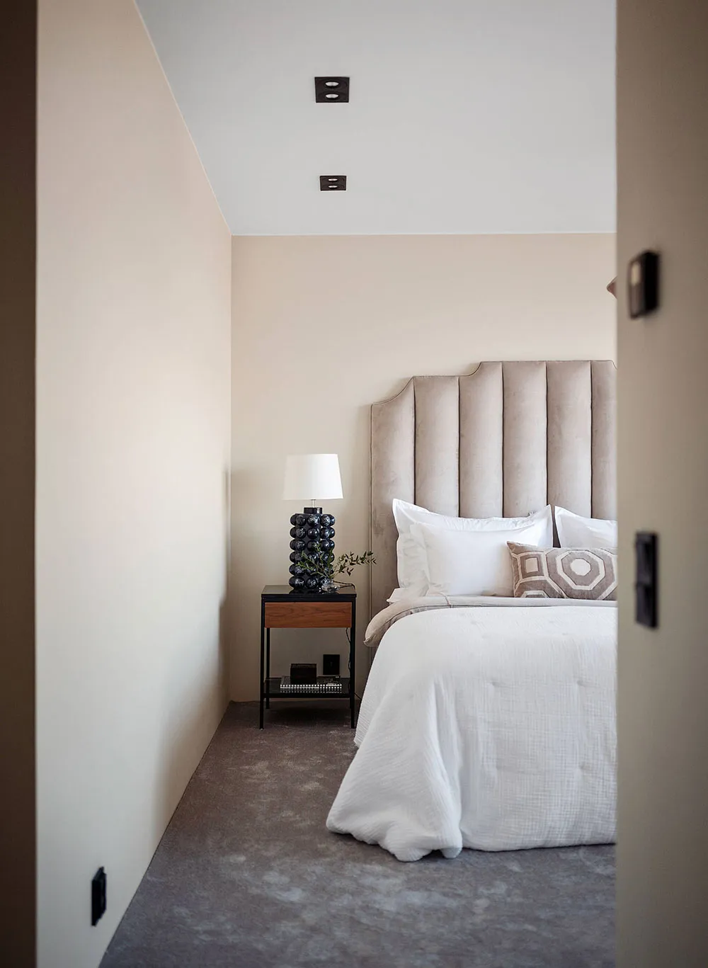 スウェーデンにある、夕日の景色を楽しめるモダンな住宅で、インテリアも上品です。 - Gallery image 10