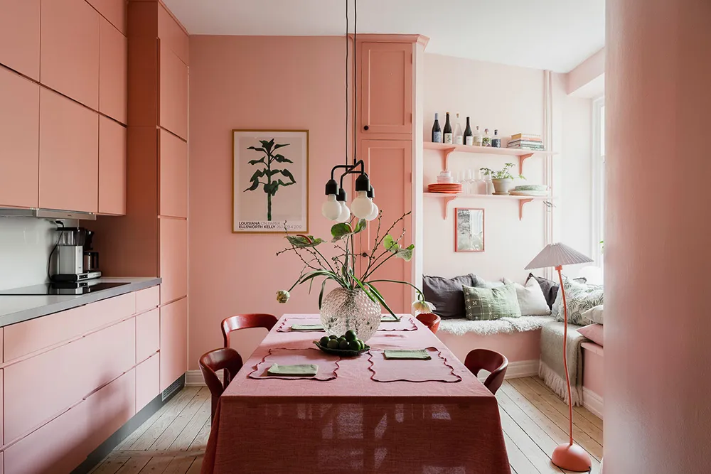 Effectively styled gray living room and pink kitchen: apartment in Gothenburg (72 sqm) - Gallery image 9