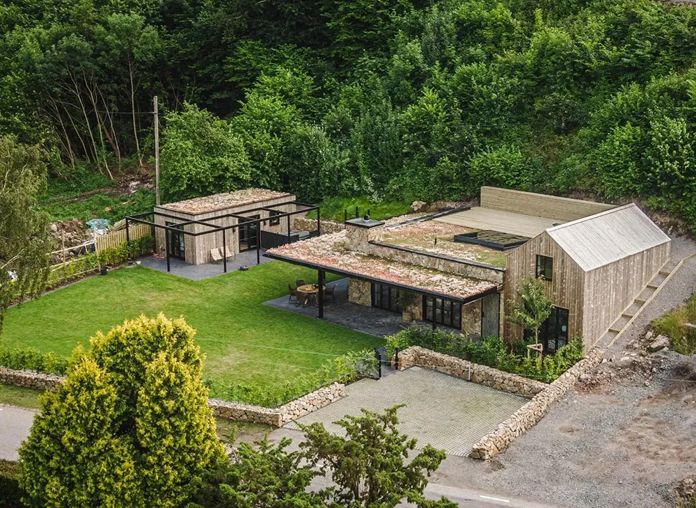 Стильные натуральные интерьеры шведского дома из дерева и камня - Gallery image 36