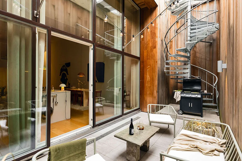 Jasny loft w Stokholmie z niezwykle wysokimi sufitami i patio - Gallery image 3