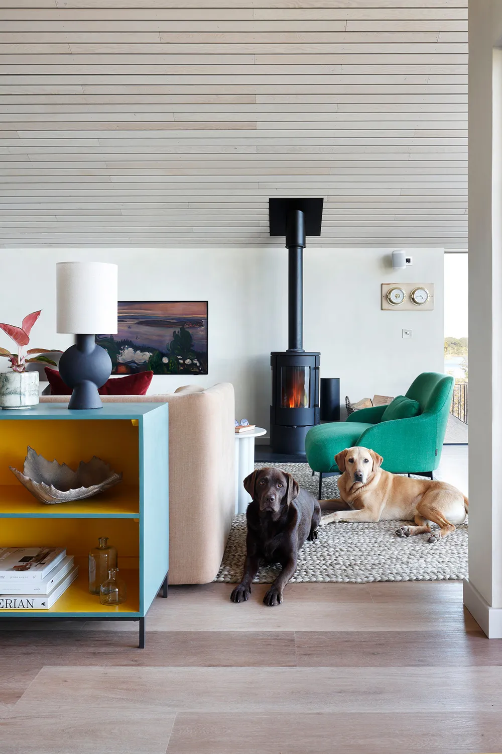 スコットランドの島々の景色が望める、明るくモダンなインテリア - Gallery image 3