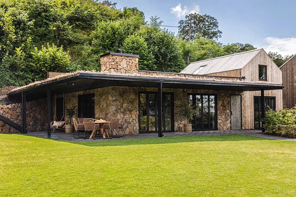 Стильные натуральные интерьеры шведского дома из дерева и камня - Gallery image 35