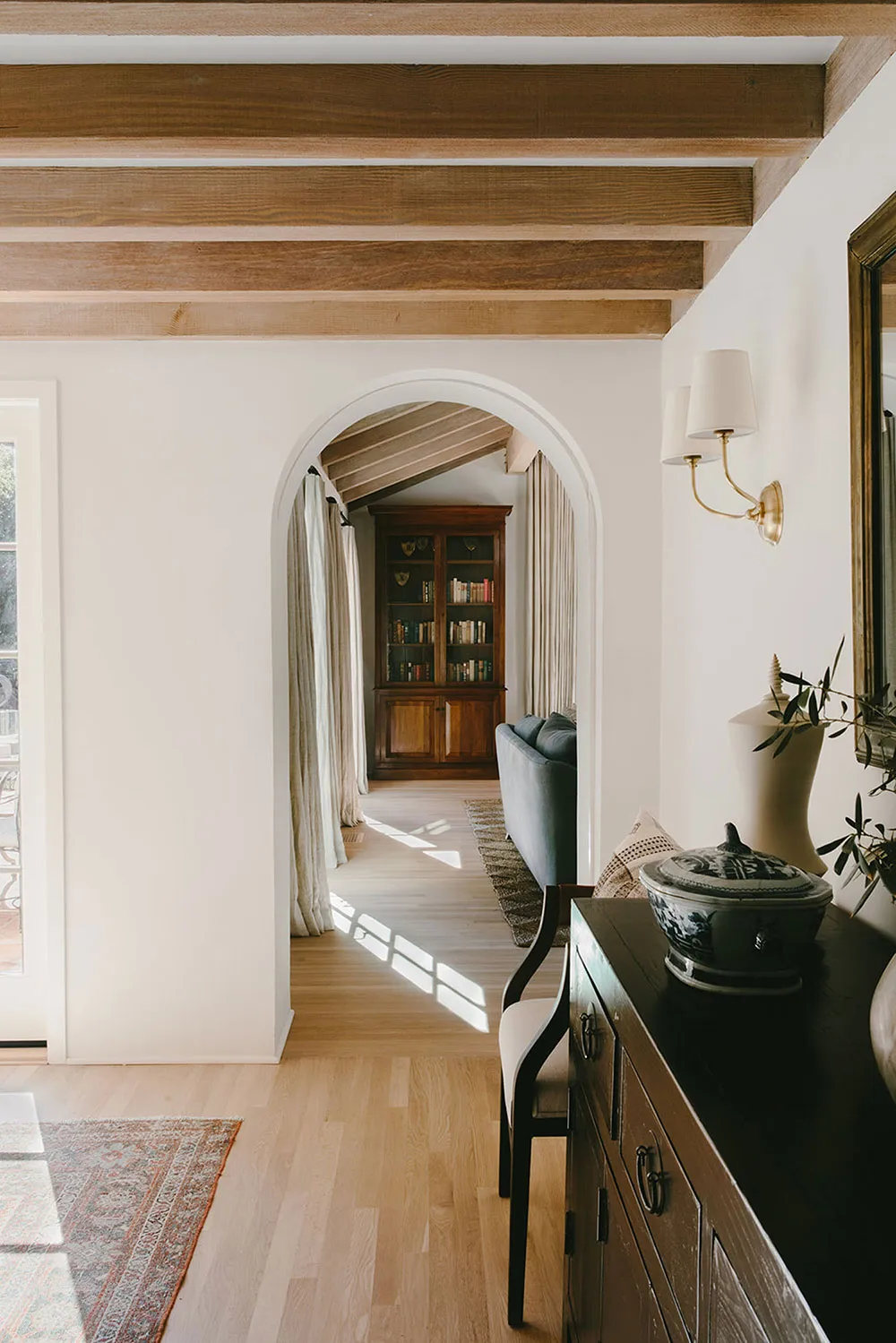 Уютне оновлення будинку в середземноморському стилі в Каліфорнії - Gallery image 1