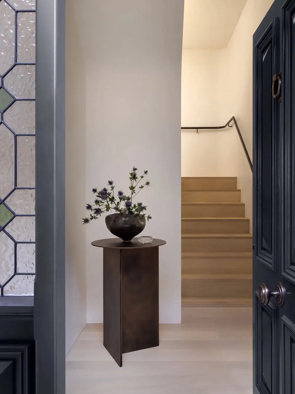 Спокойный современный интерьер в Мельбурне с пастельными вставками и искусством - Gallery image 14