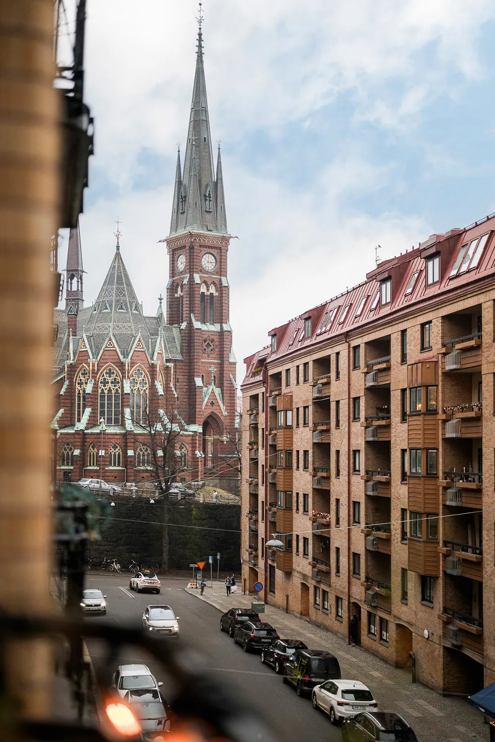Effectively styled gray living room and pink kitchen: apartment in Gothenburg (72 sqm) - Gallery image 25