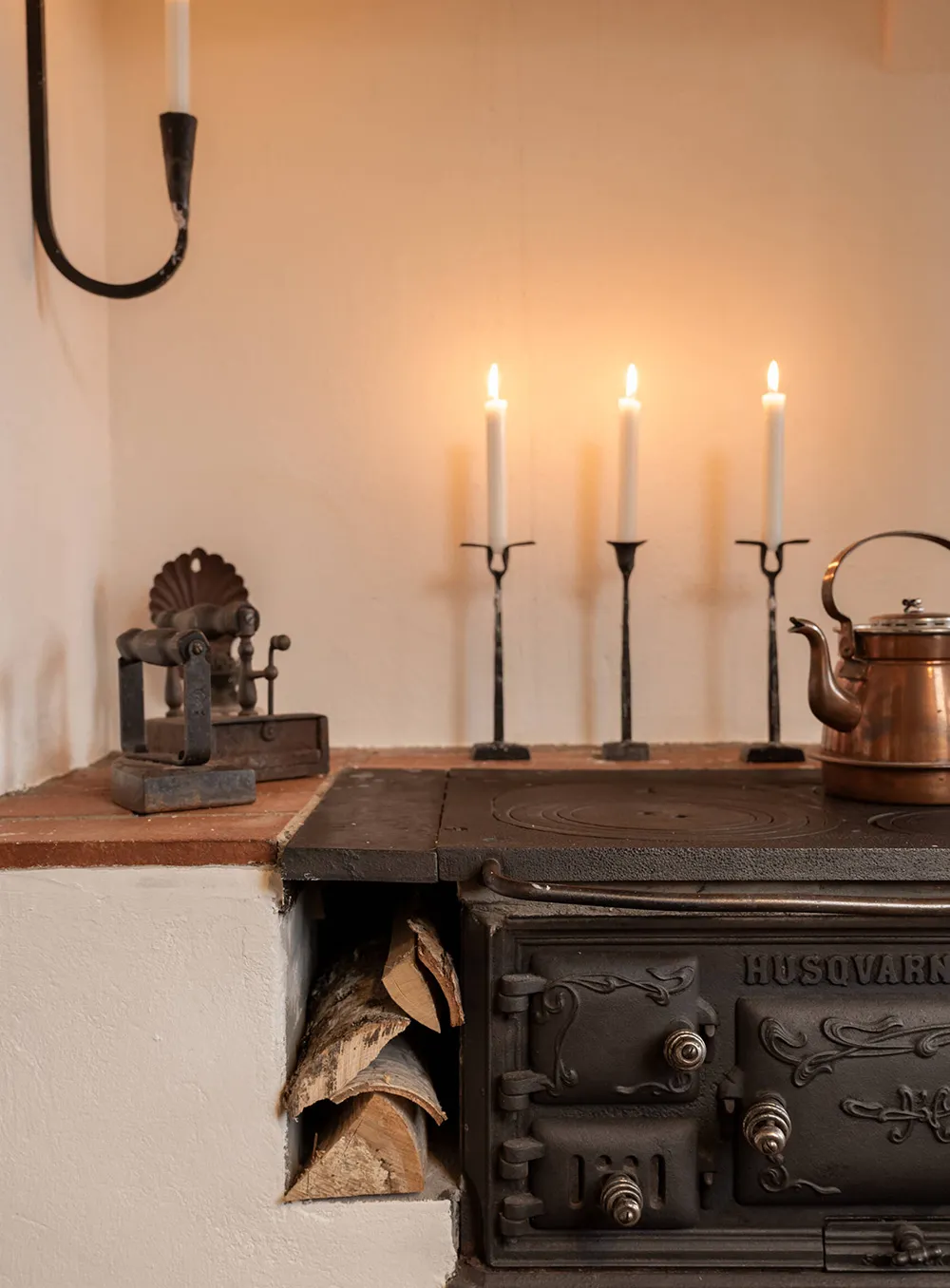 Beaux murs décoratifs et décoration chaleureuse : une maison de campagne ancienne au bord d'un lac en Suède - Gallery image 9