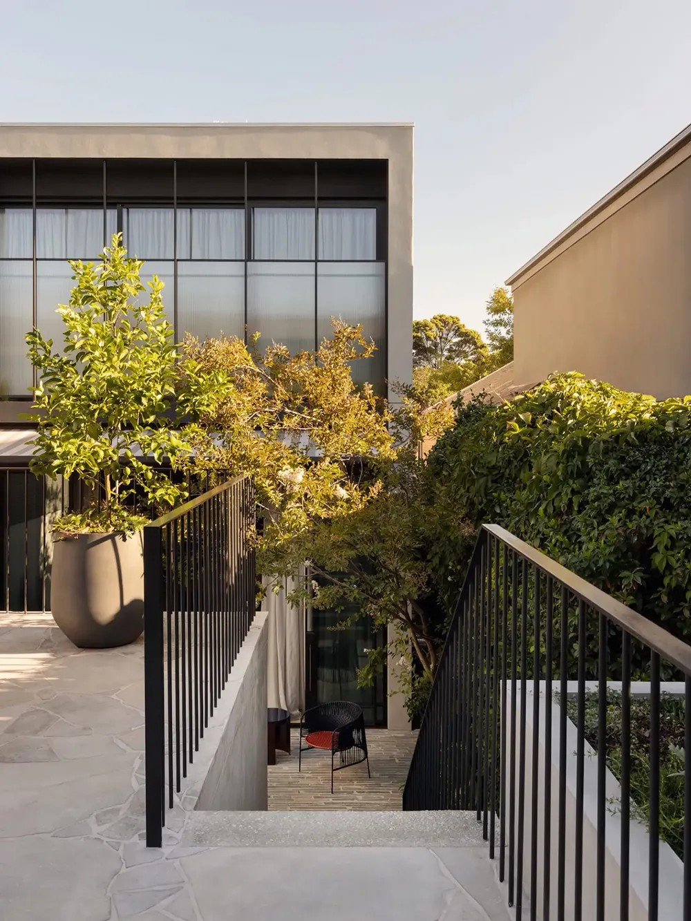 Спокойный современный интерьер в Мельбурне с пастельными вставками и искусством - Gallery image 22