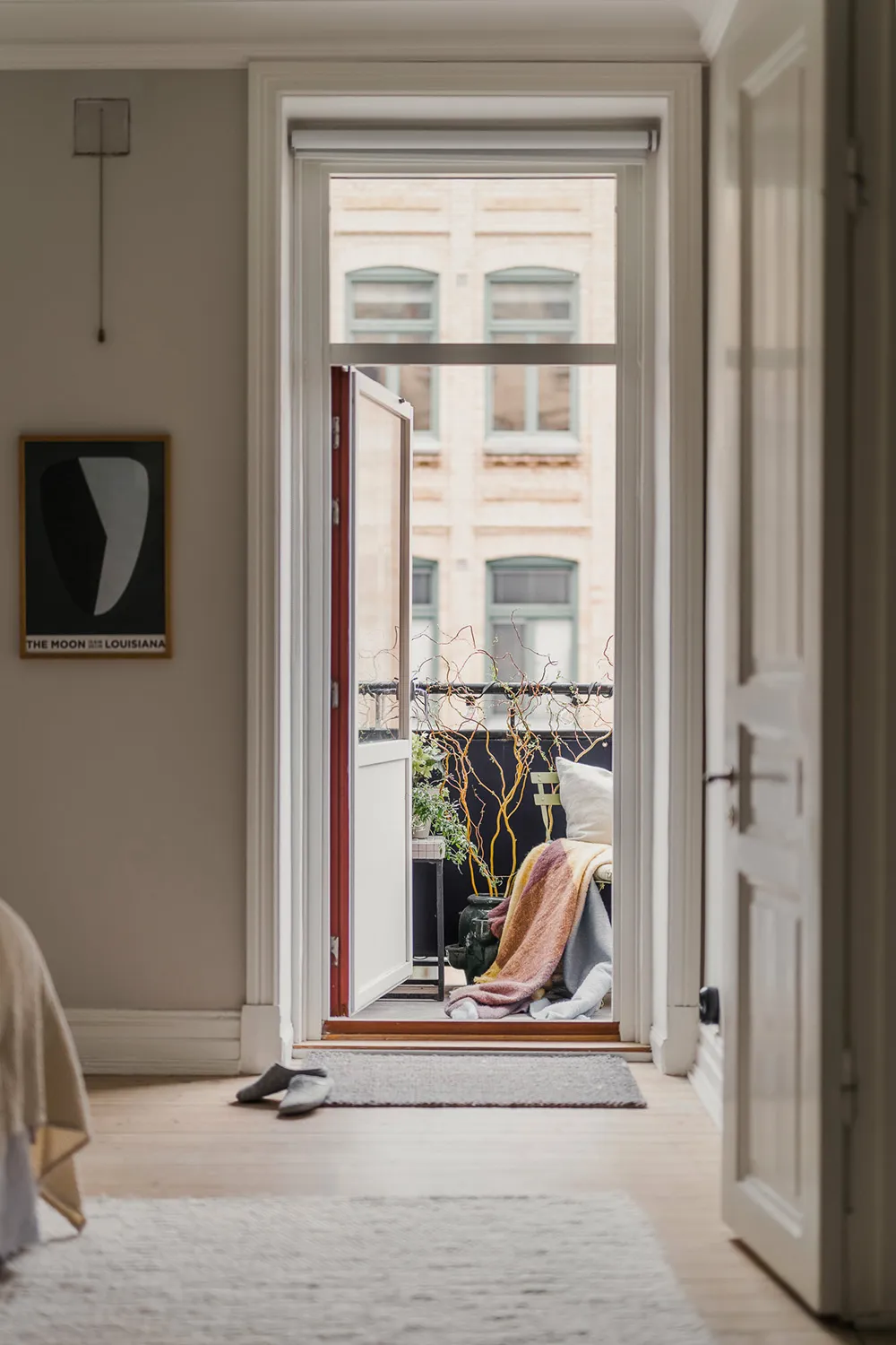 Effectively styled gray living room and pink kitchen: apartment in Gothenburg (72 sqm) - Gallery image 24