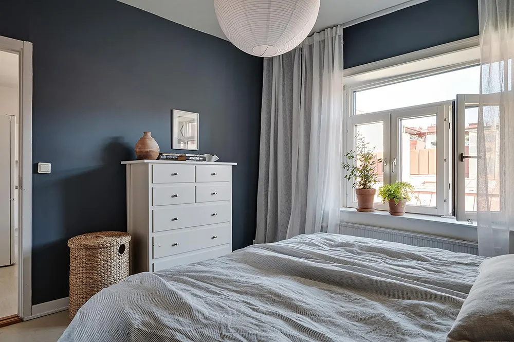 Уютный черно-белый интерьер шведской квартиры - Gallery image 24