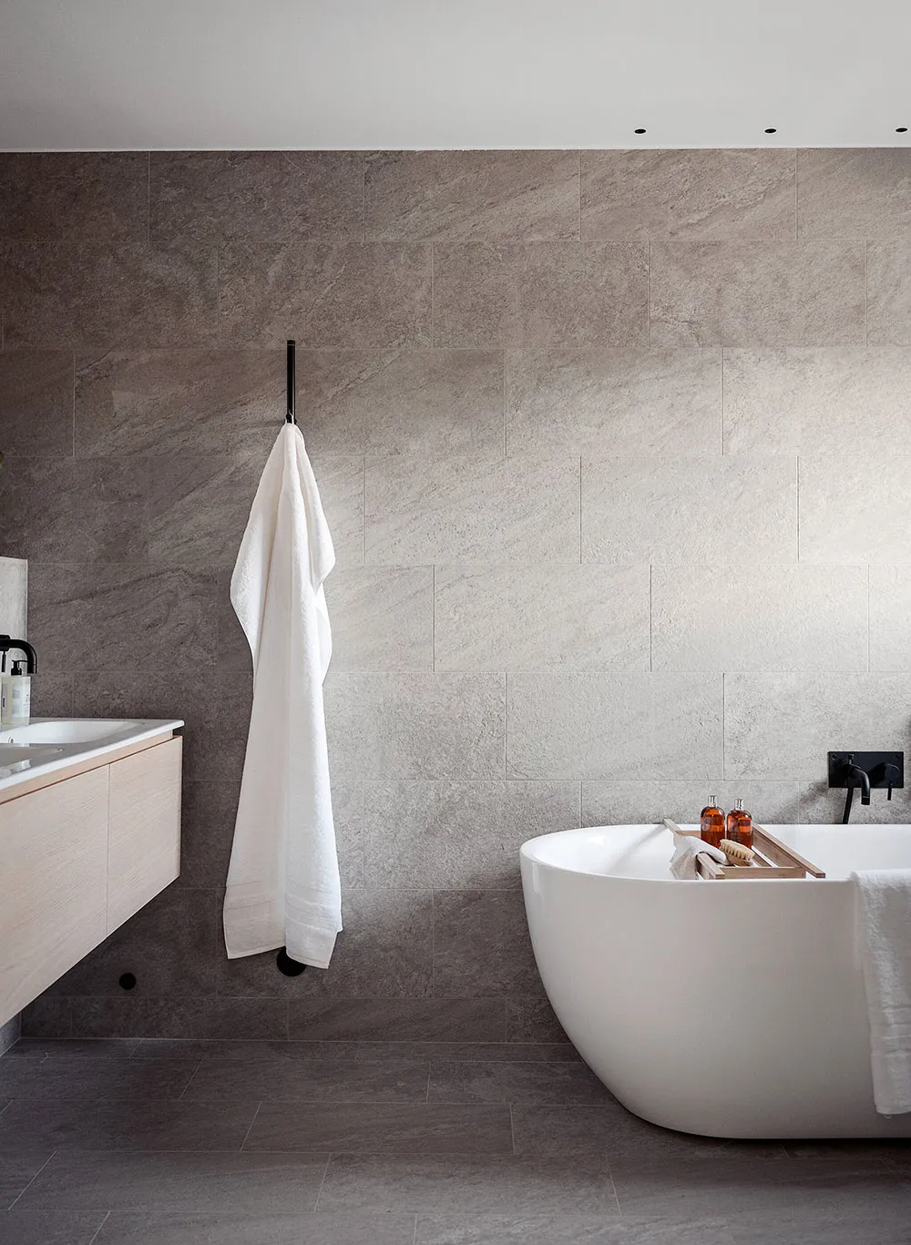 スウェーデンにある、夕日の景色を楽しめるモダンな住宅で、インテリアも上品です。 - Gallery image 12