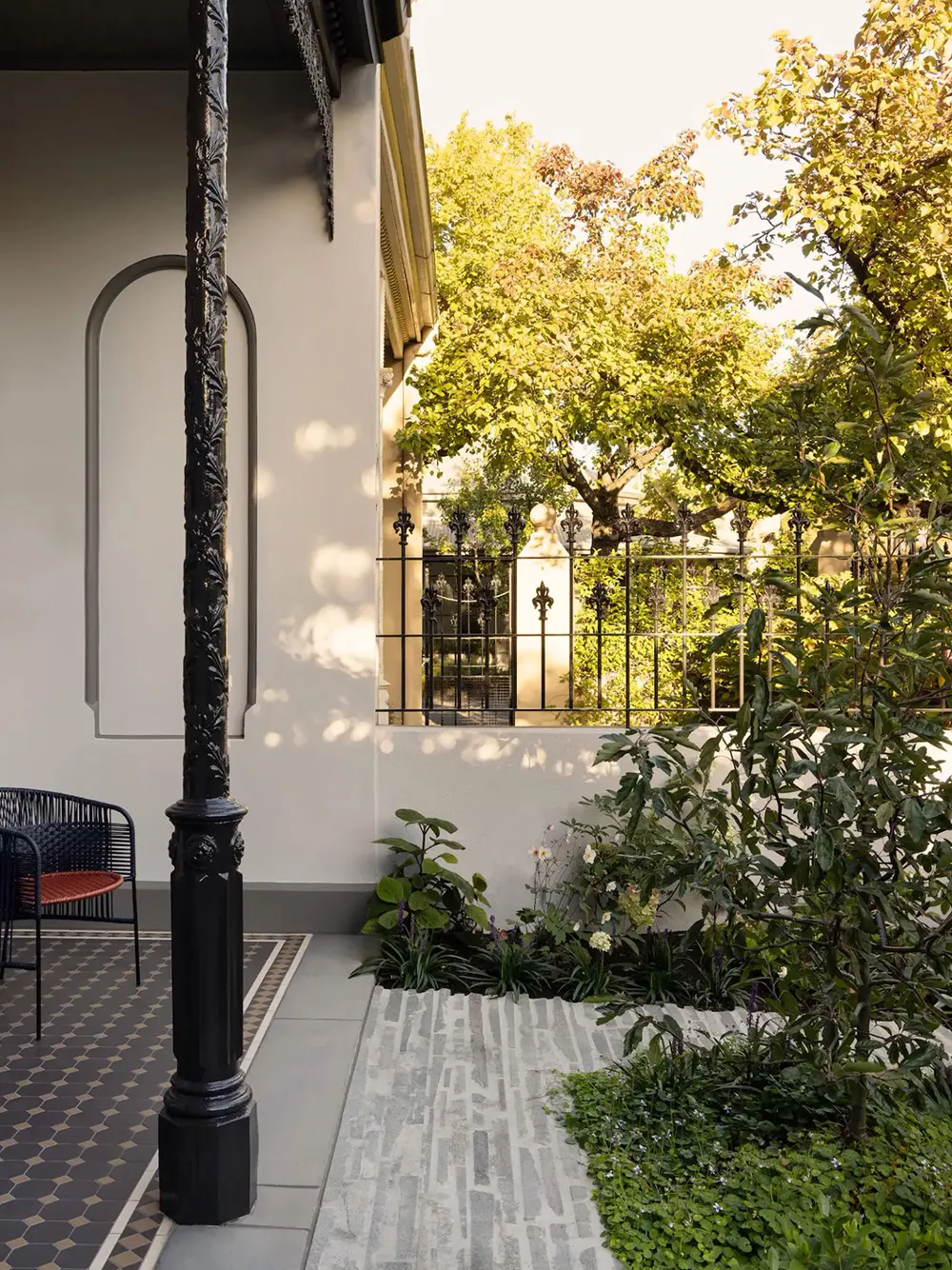 Спокойный современный интерьер в Мельбурне с пастельными вставками и искусством - Gallery image 2