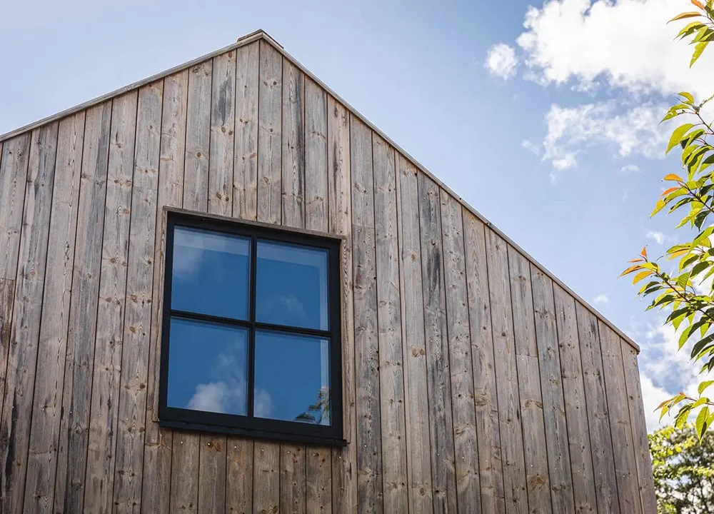 Стильные натуральные интерьеры шведского дома из дерева и камня - Gallery image 33