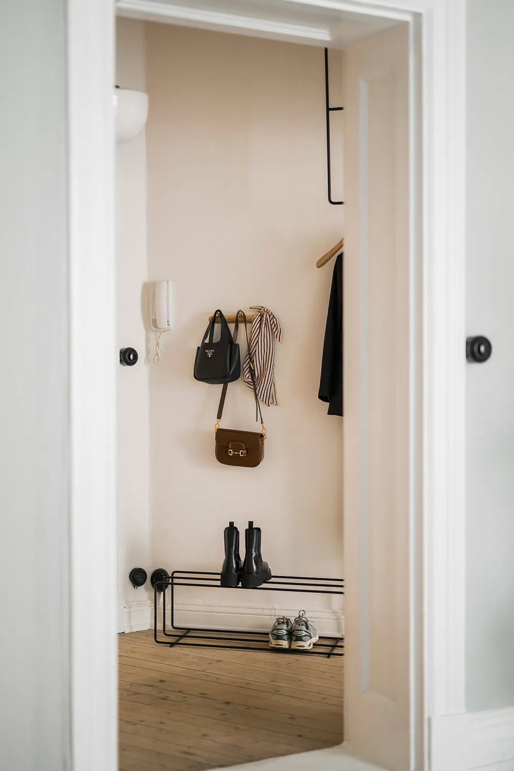 Effectively styled gray living room and pink kitchen: apartment in Gothenburg (72 sqm) - Gallery image 28