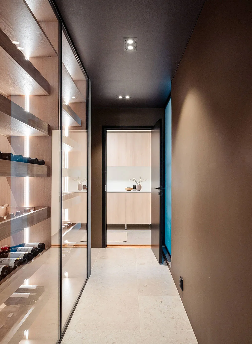 スウェーデンにある、夕日の景色を楽しめるモダンな住宅で、インテリアも上品です。 - Gallery image 14