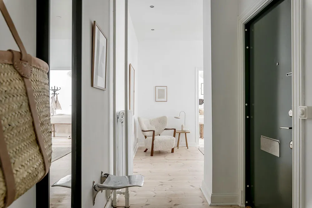 Sand-beige accents in the design of a light Scandinavian apartment (55 sq. m) - Gallery image 25