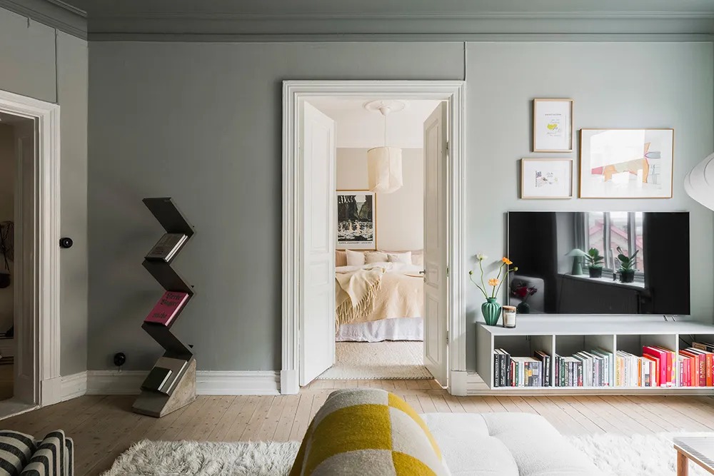 Effectively styled gray living room and pink kitchen: apartment in Gothenburg (72 sqm) - Gallery image 6