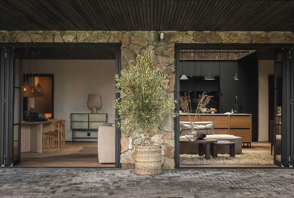 Стильные натуральные интерьеры шведского дома из дерева и камня - Gallery image 1