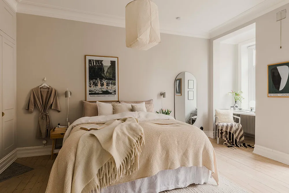 Effectively styled gray living room and pink kitchen: apartment in Gothenburg (72 sqm) - Gallery image 21