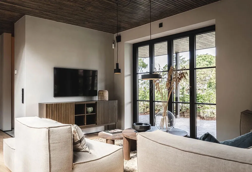 Стильные натуральные интерьеры шведского дома из дерева и камня - Gallery image 3