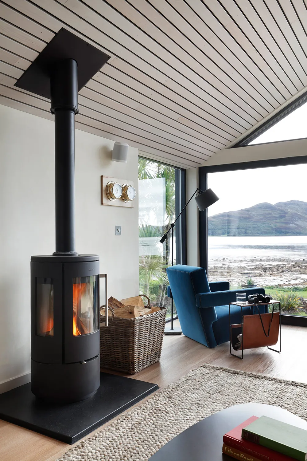 スコットランドの島々の景色が望める、明るくモダンなインテリア - Gallery image 2