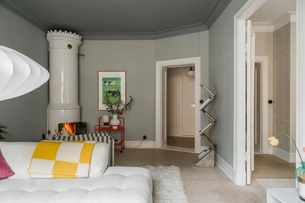 Effectively styled gray living room and pink kitchen: apartment in Gothenburg (72 sqm) - Gallery image 4