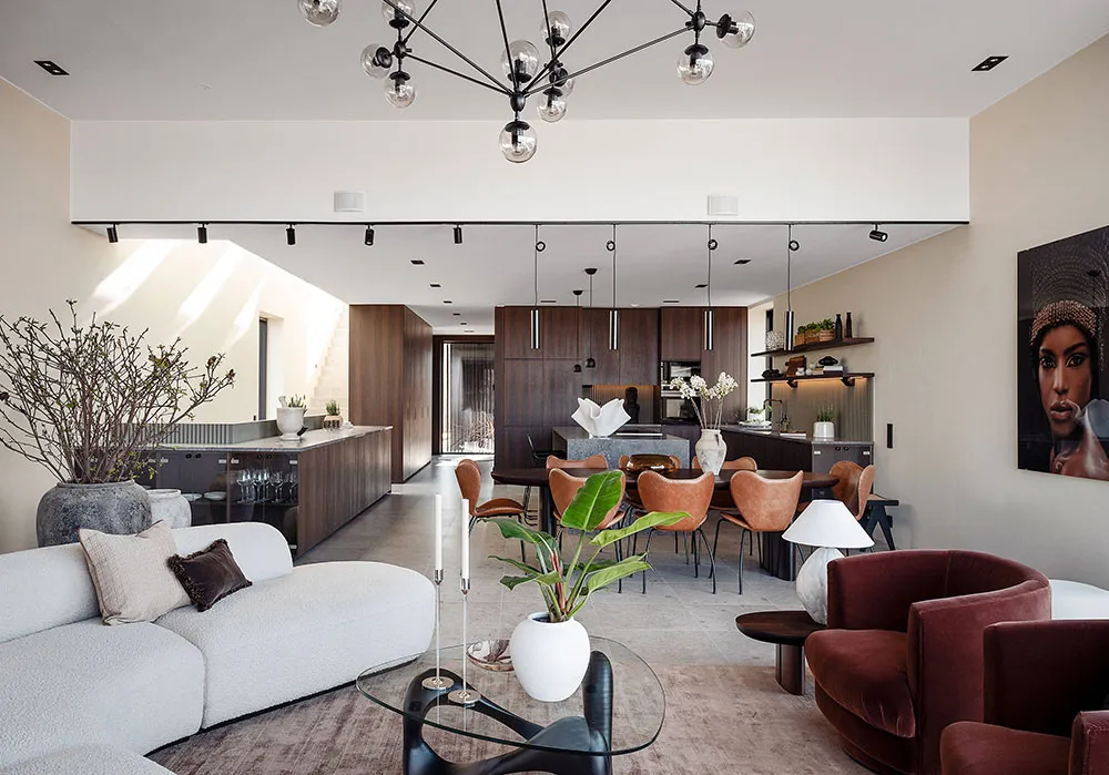 スウェーデンにある、夕日の景色を楽しめるモダンな住宅で、インテリアも上品です。 - Gallery image 2