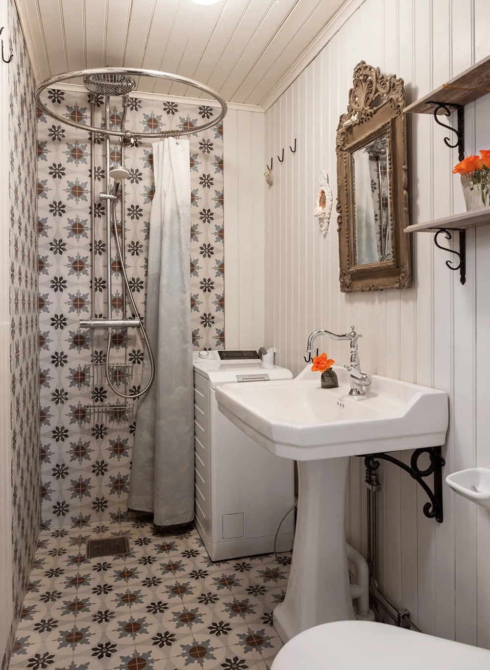 Beaux murs décoratifs et décoration chaleureuse : une maison de campagne ancienne au bord d'un lac en Suède - Gallery image 10