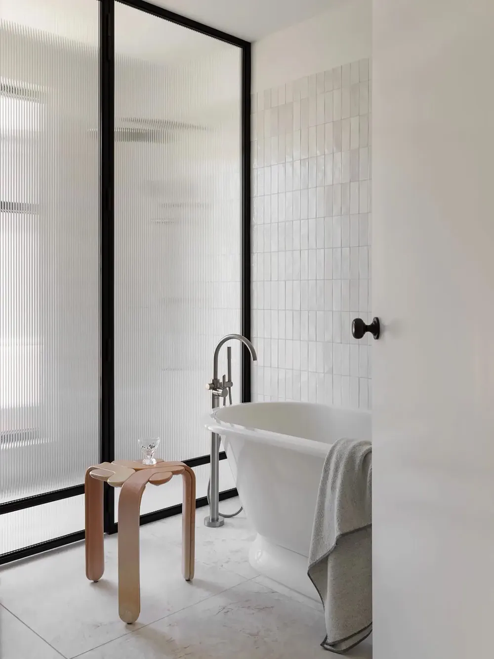 Спокойный современный интерьер в Мельбурне с пастельными вставками и искусством - Gallery image 18