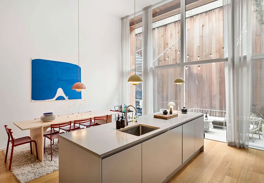 Jasny loft w Stokholmie z niezwykle wysokimi sufitami i patio - Gallery image 7