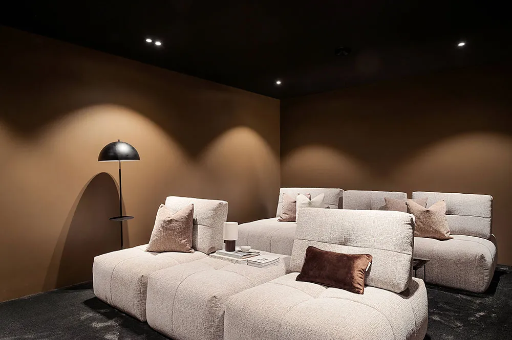 スウェーデンにある、夕日の景色を楽しめるモダンな住宅で、インテリアも上品です。 - Gallery image 16