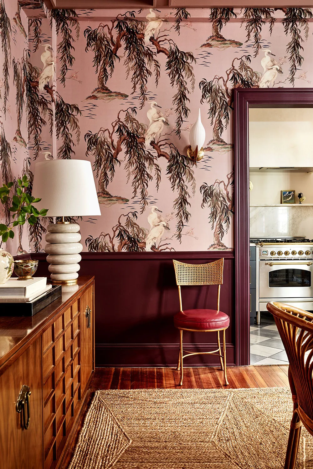 Des murs audacieux et des motifs dynamiques dans le design d'une petite appartement à Washington - Gallery image 6