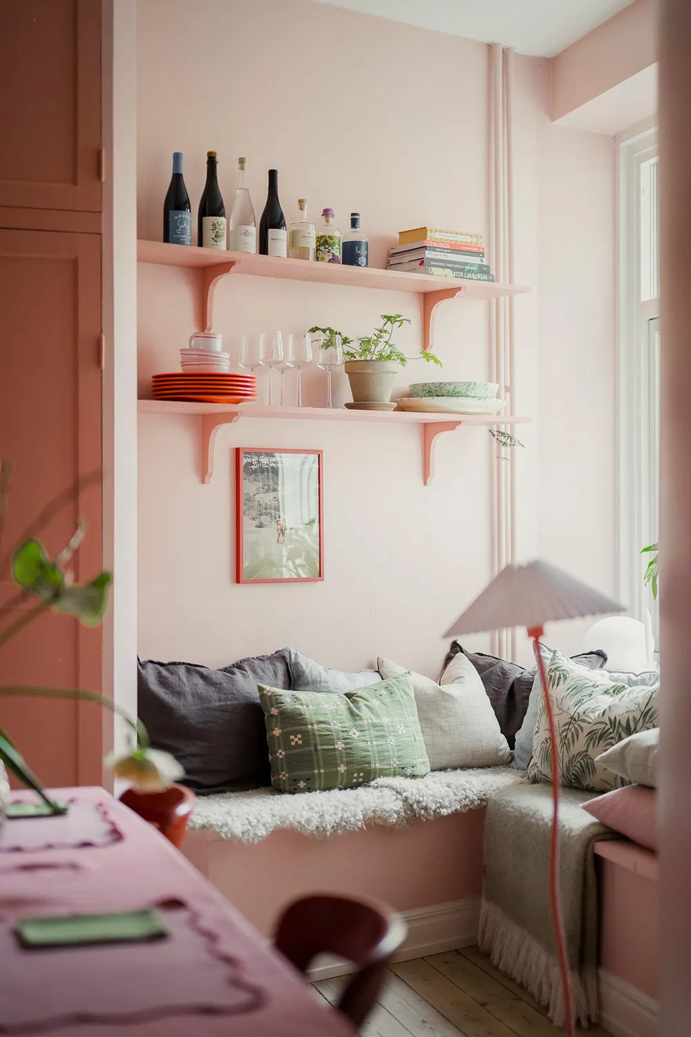 Effectively styled gray living room and pink kitchen: apartment in Gothenburg (72 sqm) - Gallery image 13