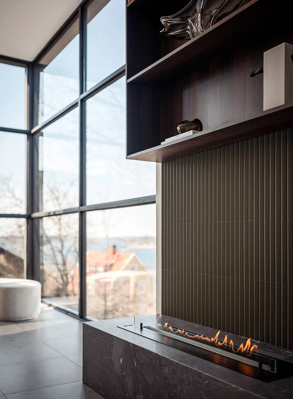 スウェーデンにある、夕日の景色を楽しめるモダンな住宅で、インテリアも上品です。 - Gallery image 3