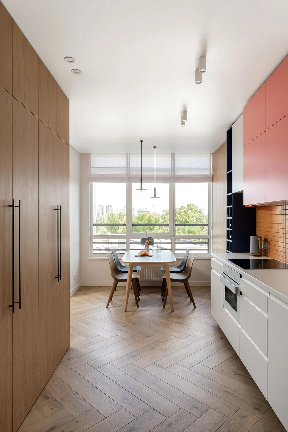 Diseño de interior moderno colorido para una familia joven con perro en Kiev (75 m²) - Gallery image 3