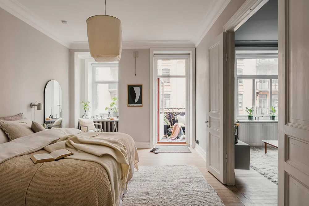 Effectively styled gray living room and pink kitchen: apartment in Gothenburg (72 sqm) - Gallery image 18